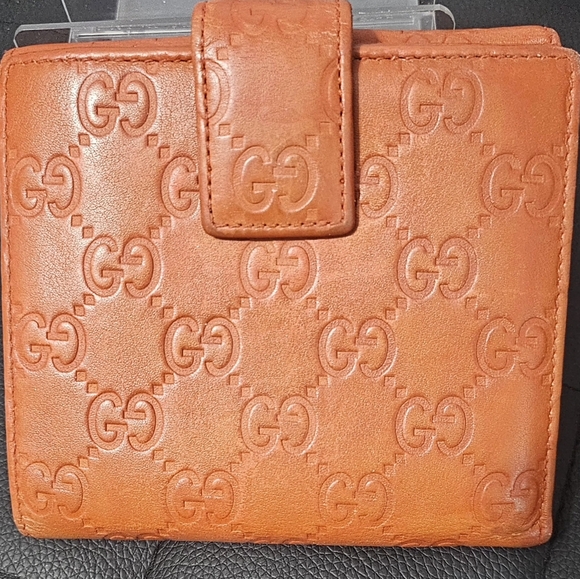 AUTHENTIC GUCCI GG embossed compact with snap wallet - Picture 5 of 9